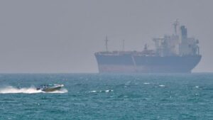 Irán dispara hoy contra «buques infractores» en Estrecho Ormuz