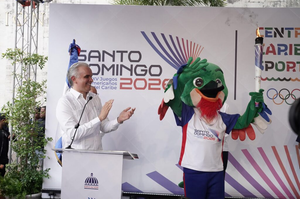 Ministro Luis Miguel De Camps recibe antorcha de los XXV Juegos Centroamericanos y del Caribe Santo Domingo 2026