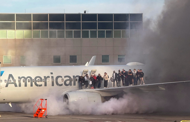 Incendio en avioneta de American Airlines provoca evacuación en Denver, EE.UU.