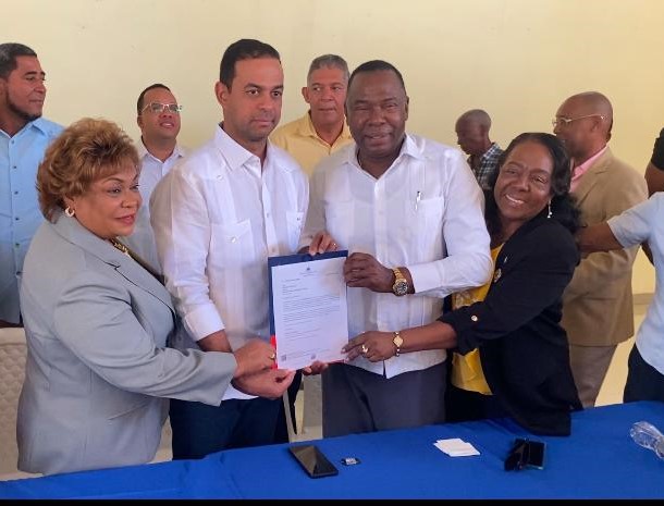 Vice Ministro Ronald Sánchez entrega fondos a junta municipal La Caleta