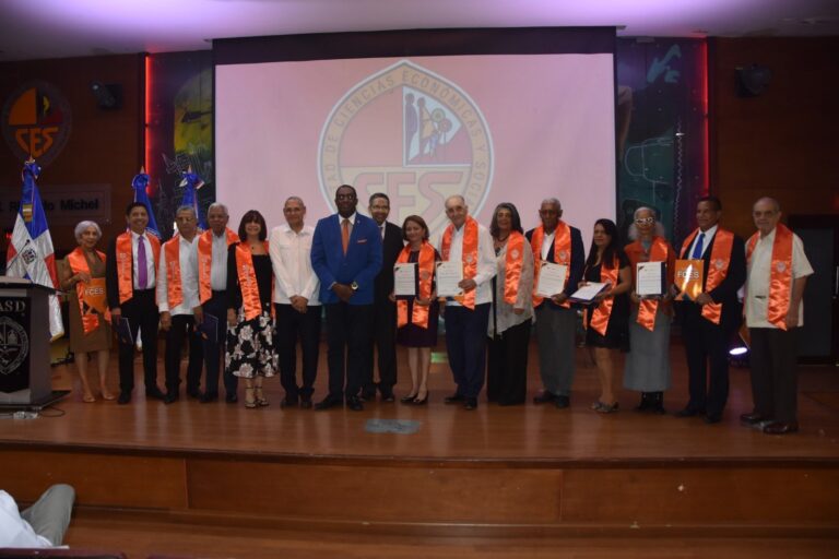 UASD celebra graduación con los primeros estadísticos del país.