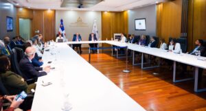 Gobierno se reúne con sectores en busca de consenso ante crisis