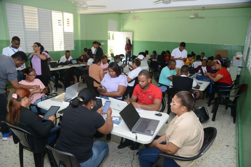 Más de 40 mil docentes fortalecen sus  competencias con programas de  formación impulsados por el INAFOCAM para el año escolar 2026-2027