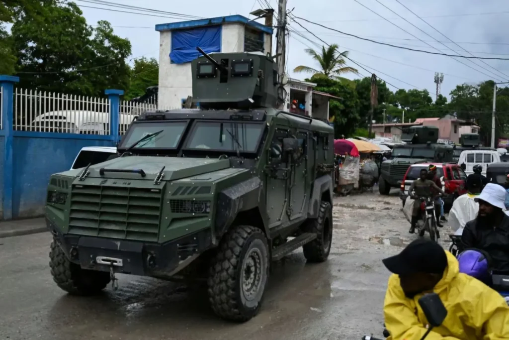 El Salvador eleva a 1,300 los militares desplegados en Haití